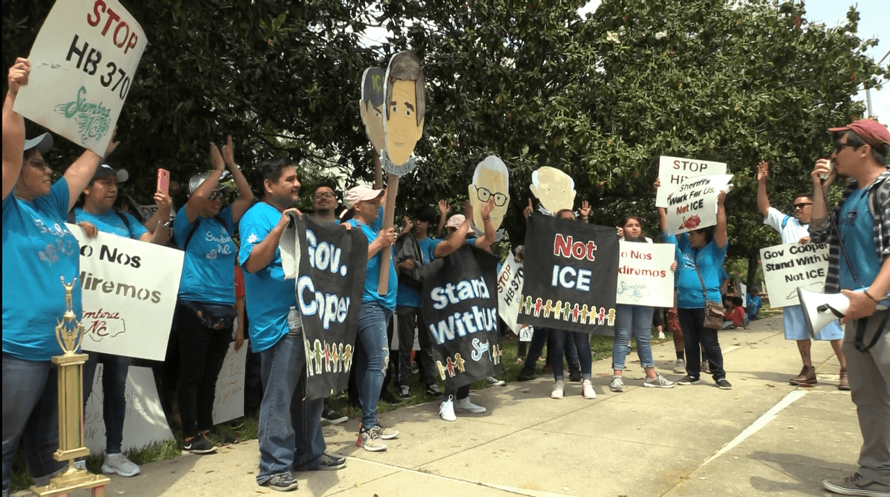 Tras la marcha de el 4 de mayo hacia la mansión del Gobernador, ya preparan la siguiente acción pública. Se trata de una vigilia propgramada para el 11 de mayo en las afueras de la mansión del gobernador donde el Colectivo NC con más de 20 organizaciones se reunirán para exigirle @Roy Cooper que no firme el proyecto de ley HB370 en caso de que avance por todos los comités de la Cámara baja en el estado.El sábado 4 de mayo, cerca de 200 hispanos marcharon hacia la mansión del Gobernador de Carolina del Norte, Roy Cooper, para pedirle que no apruebe propuestas de ley antiinmigrantes cuando lleguen a su escritorio.Las que más preocupan a la comunidad indocumentada por el momento, son la HB370 y la HB135, las cuales buscarían la cooperación entre los alguaciles de los Condados y la Agencia de Inmigración y Aduanas, ICE por sus siglas en inglés, lo cual desencadenaría de acuerdo a los activistas en un incremento en las deportaciones de inmigrantes sin documentos en Carolina del Norte.Madres, padres de familia, organizaciones y aliados de la comunidad alzaron las voces para exigir que el Gobernador Cooper los escuche.Durante la protesta, el Gobernador no hizo presencia, así como ninguna autoridad en representación del funcionario público.Esta marcha fue encabezada por la organización Siembra NC y apoyada por organizaciones aliadas como El Comité Popular Somos Raleigh y El Pueblo.“Quiero decirles a los que no pudieron venir hoy que habrá más oportunidades de apoyar y que no podemos quedarnos callados porque estas leyes afectarían a nuestras familias”, indicó en entrevista para Univision una de las manifestantes.