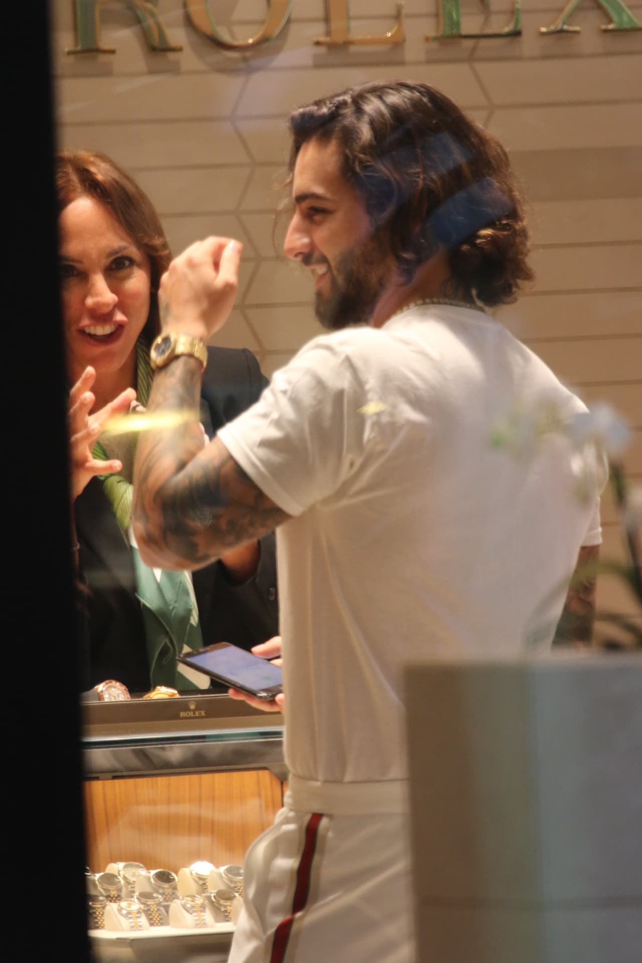 Se deshizo de sus lentes oscuros, pues
<b>quería ver bien cómo le quedaba </b>el nuevo modelo.