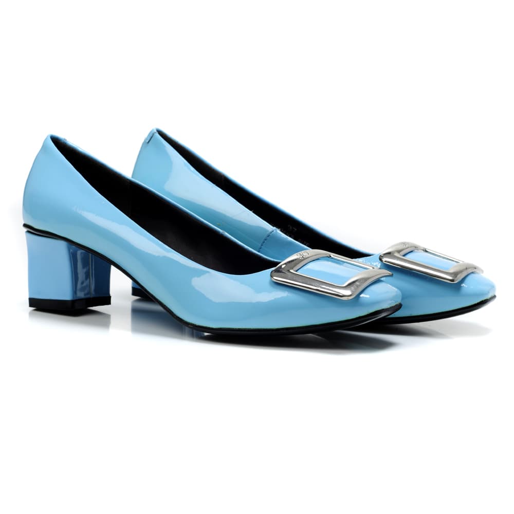 <b>Belle de Jour de Roger Vivier</b>
<br>Fueron utilizados por Catherine Deneuve en 1967 en la película Belle de Jour. A partir de ese momento se convirtieron en un zapato clásico gracias a su broche extra grande y comodidad absoluta. Se han vendido más de 120,000 pares desde que fueron creados.
<br>