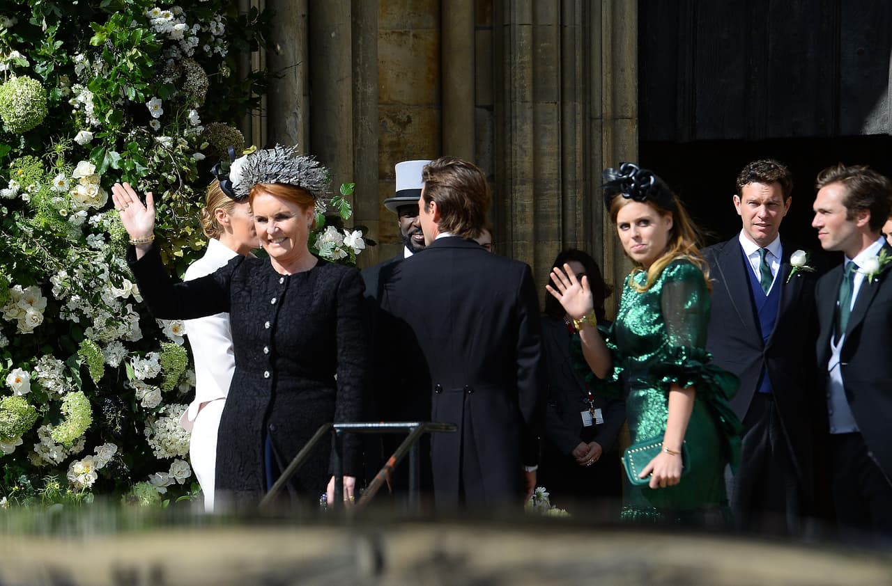 <b><a href="https://www.univision.com/entretenimiento/realeza/pizza-y-pasta-la-dieta-de-sarah-ferguson-de-cara-a-la-boda-de-su-hija-la-princesa-eugenie-fotos" target="_blank">Sarah Ferguson</a></b> (izquierda), mamá de Beatrice, también 
<b><a href="https://www.instagram.com/p/B23uYFElC4a/" target="_blank">utilizó Instagram</a></b> para compartir su emoción ante el anuncio de su hija: "Sé lo que siente una madre, así que 
<b>tengo lágrimas de alegría</b>. Estoy muy orgullosa de esta noticia sensacional".
<br>