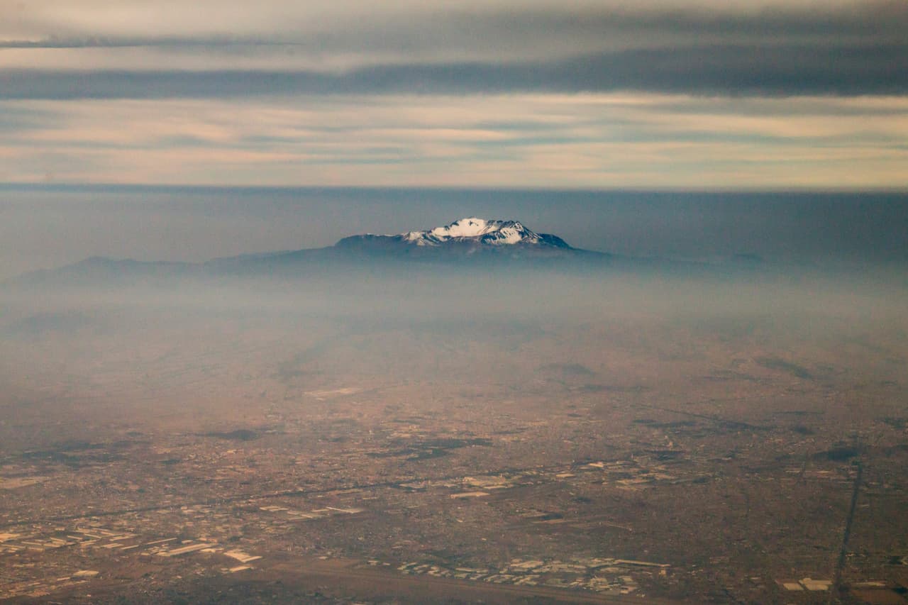 El 'Acuerdo de París', un pacto de los países industrializados de donde se retiró EEUU por orden de Trump, es un compromiso para la reducción de las emisiones contaminantes. Esto evitaría que la
<a href="https://www.nacion.com/ciencia/aplicaciones-cientificas/calentamiento-global-si-es-obra-de-humanos-subrayan-cientificos/R6R4ABSBTJFXZHIR5NNF77CIFE/story/"> <u>temperatura promedio del planeta suba más de 2°C</u></a>
<u> </u>por encima de la concentración durante la era preindustrial, lo cual provocaría nefastas consecuencias para las próximas décadas.
