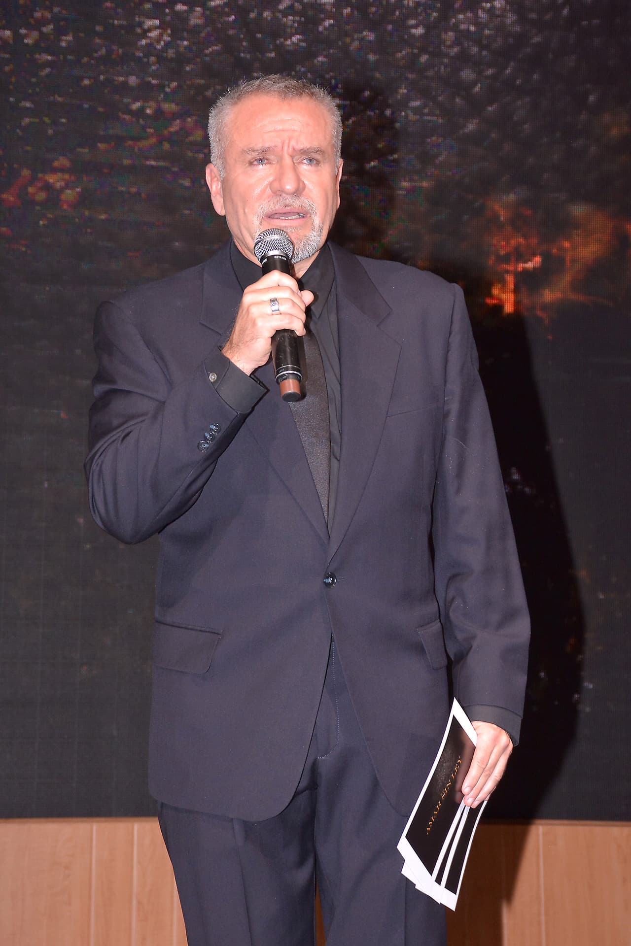 En una entrevista publicada el pasado 8 de agosto, 'El Güero' Castro aclaró a 
<b><a href="https://www.lasestrellas.tv/espectaculos-1/tus-estrellas-1/el-guero-castro-aclara-nueva-telenovela-casos-medicos-no-es-copia-de-greys-anatomy-livia-brito" target="_blank">Las Estrellas</a></b> que su nueva telenovela no es una adaptación de la popular serie estadounidense 
<b><a href="https://www.univision.com/entretenimiento/actriz-de-greys-anatomy-copia-la-foto-de-beyonce-para-celebrar-que-esta-embarazada" target="_blank">'Grey’s Anatomy'.</a></b>