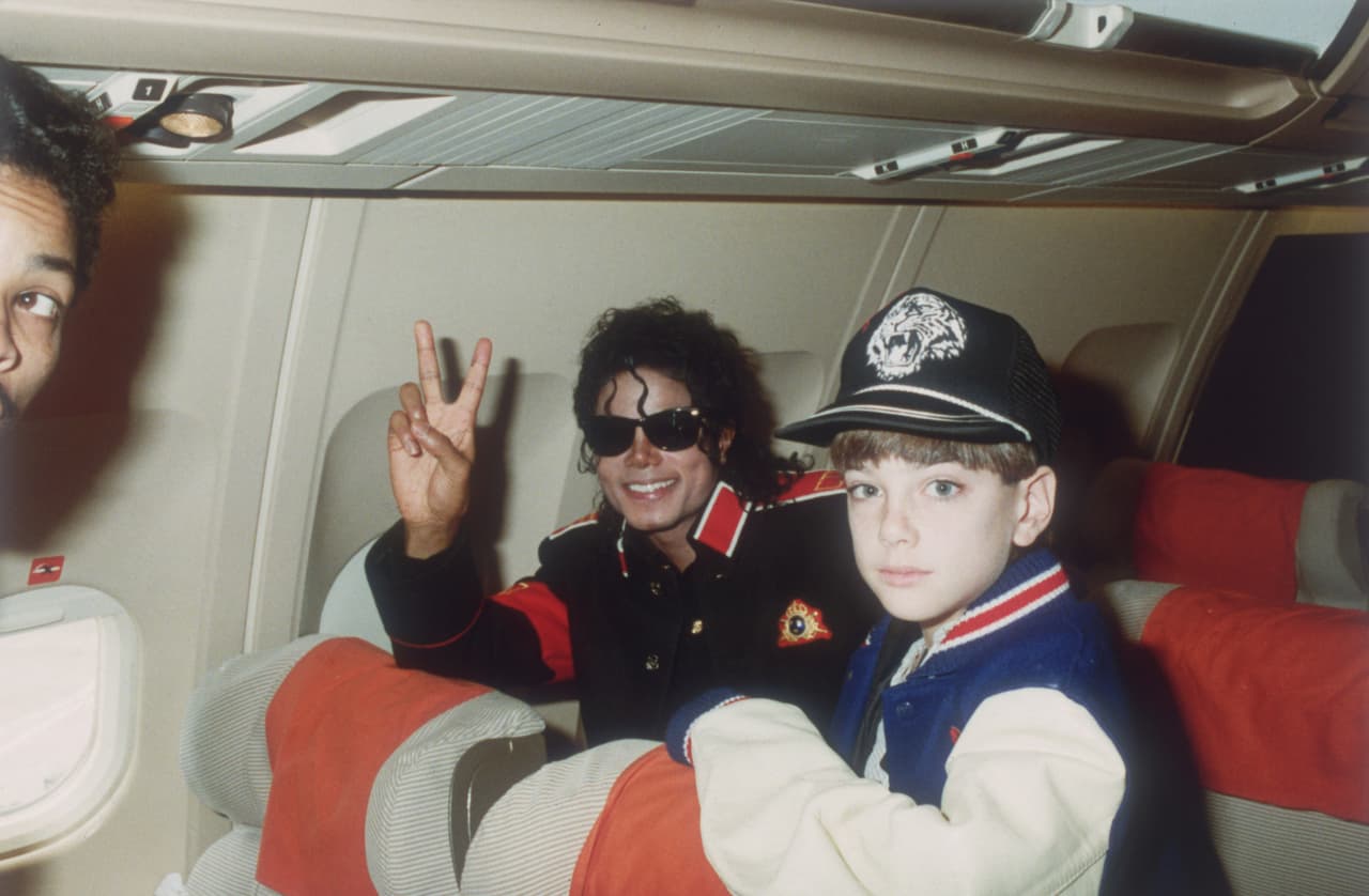 Michael Jackson con James Safechuck, cuando tenía 10 años, en un su avión privado en un viaje hacia Hawaii el 11 de julio de 1988.