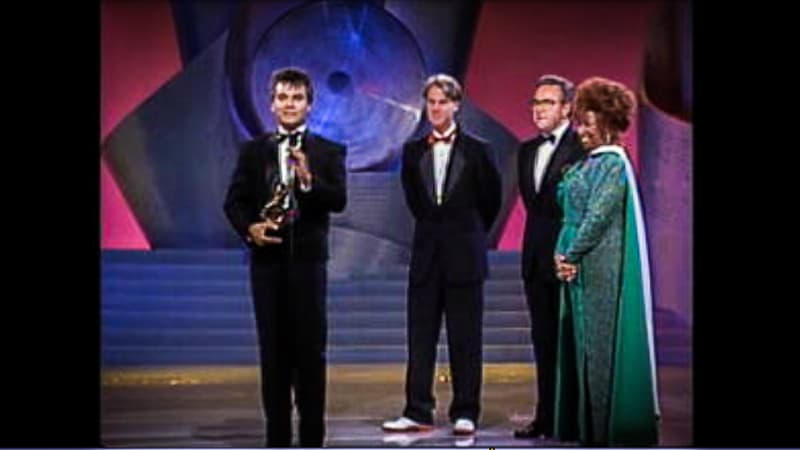 La cubana Celia Cruz, ganadora el año anterior al Premio a la Excelencia, presentó a Joaquin Blaya, entonces presidente de Univision, y a Timothy White, editor de la revista Billboard, quienes otorgaron el mismo galardón a Juan Gabriel.
