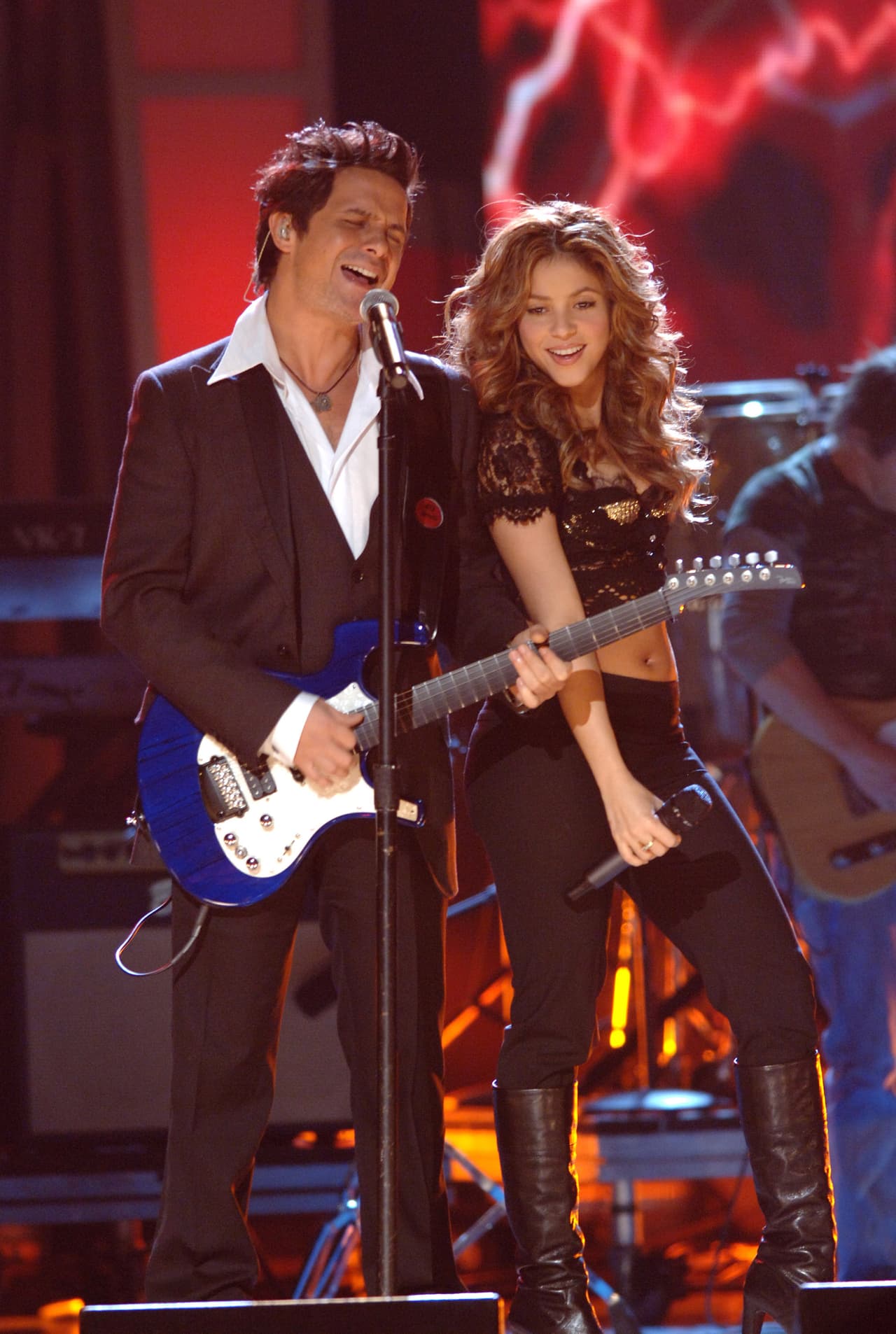 El tema de 'La Tortura' obtuvo dos Latin GRAMMY: Grabación del Año y Canción del Año, razón por la cual la colombiana Shakira y el español Alejandro Sanz se subieron al escenario a cantarlo.