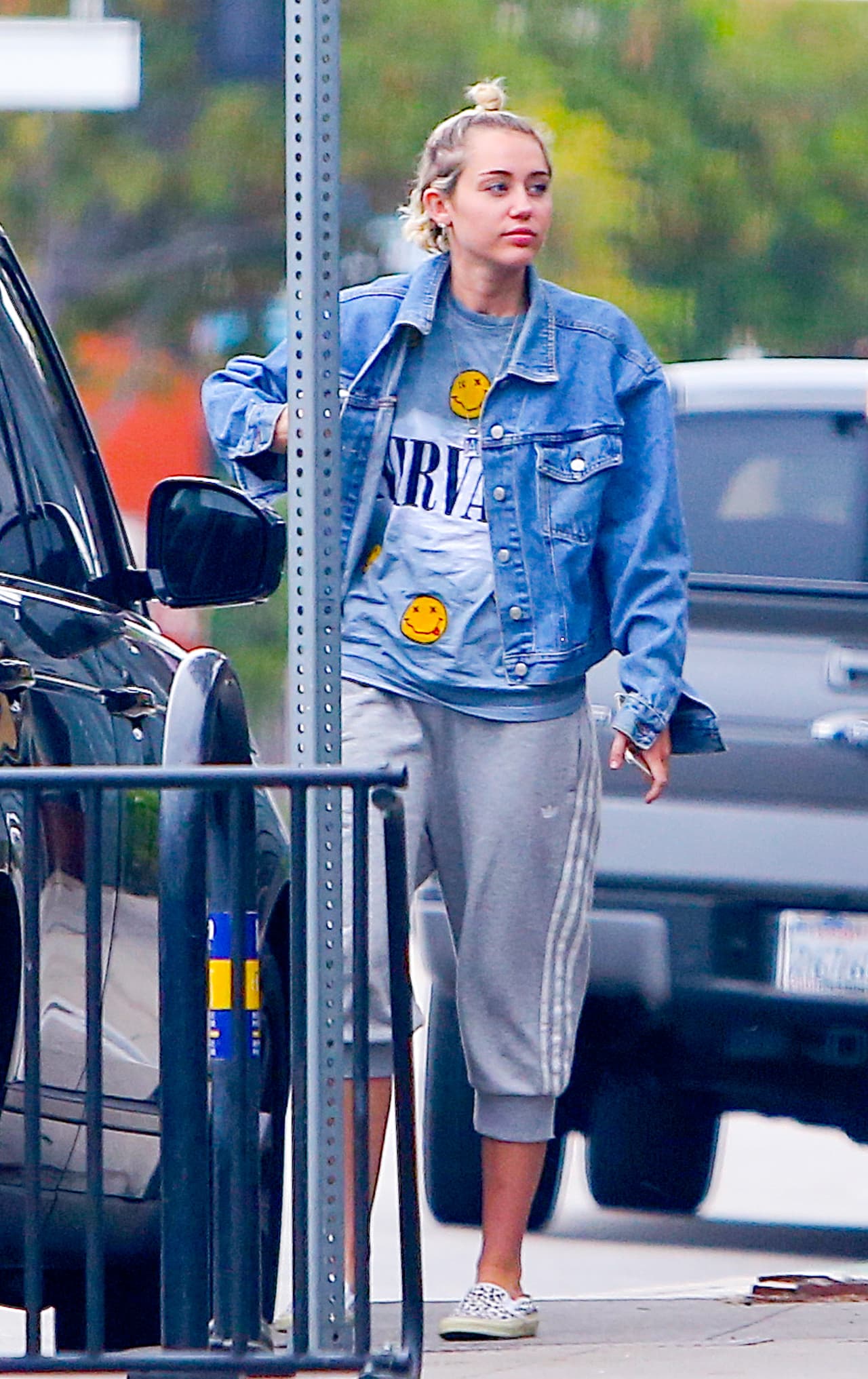 ¡Qué sorpresa! Miley Cyrus de nuevo es una de las peores vestidas, la cantante cada día sale a la calle más desarreglada y con ‘looks’ muy extraños.