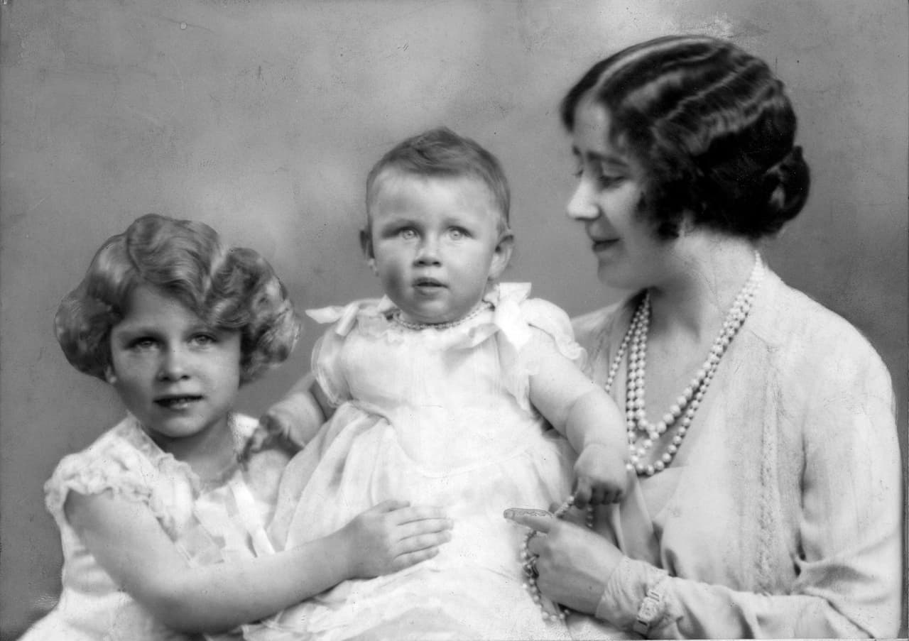 Nacida el 21 de abril de 1926, Isabel Alejandra María fue la hija mayor del rey Jorge VI y la reina Isabel.