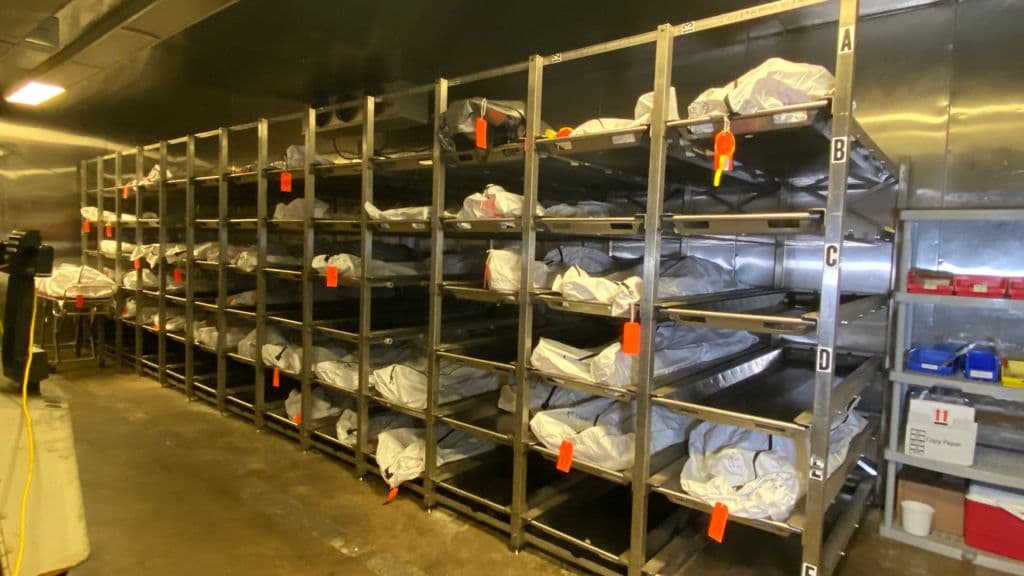 “Más del 90% de los cuerpos encontrados en junio estaban aún en proceso de descomposición, lo que significa que tenían pocos días de haber fallecido, normalmente encontramos huesos, pero esta vez no fue así”, aseguró el Dr. Greg Hess, médico forense del condado Pima.