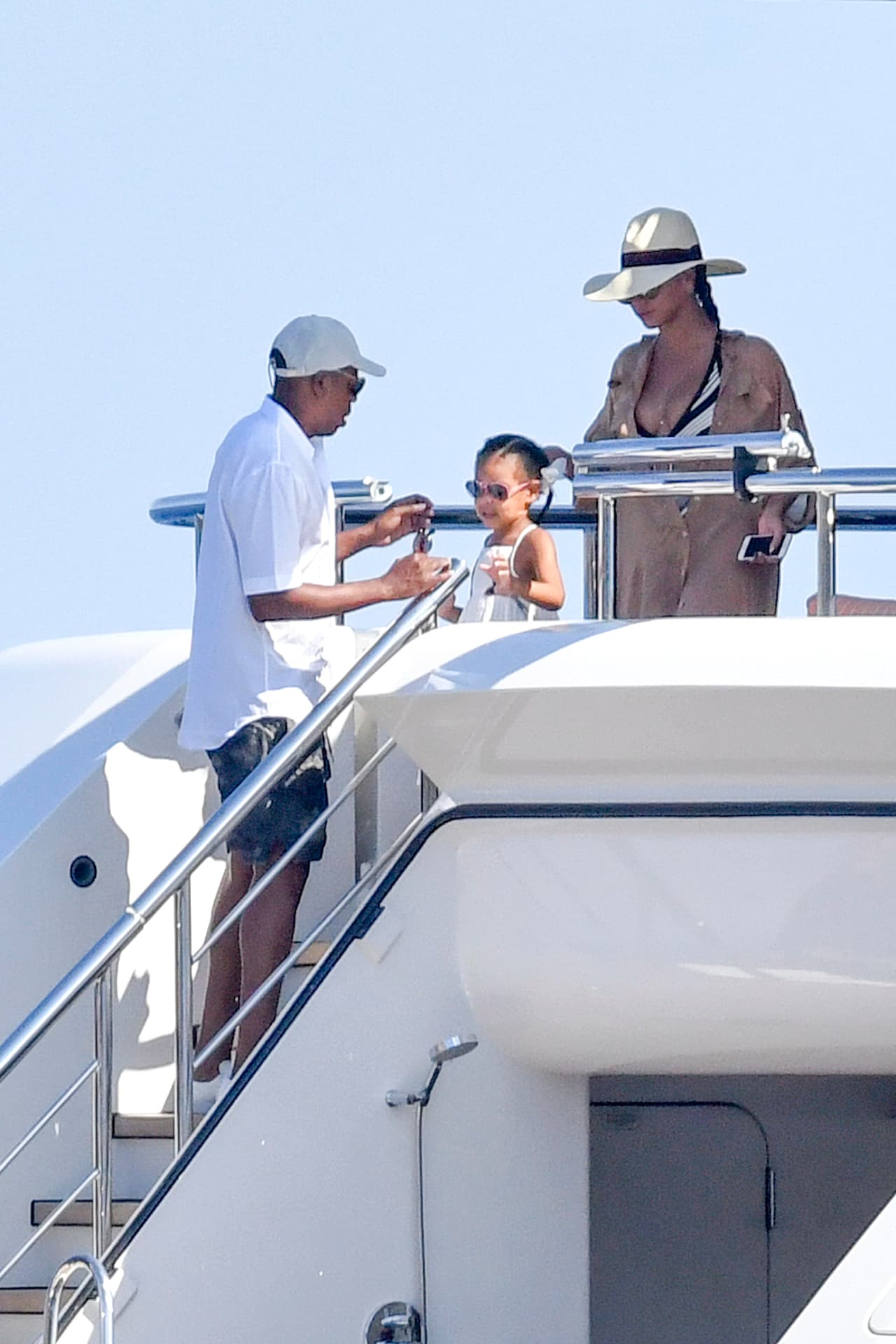 Muy pendientes de su nenita.