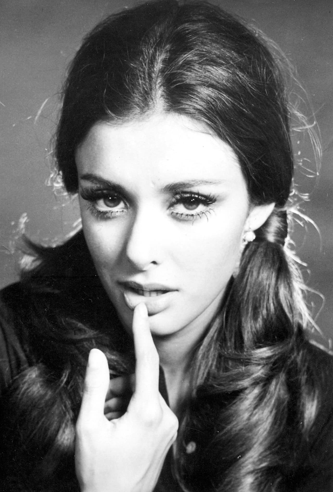 Otra indiscutible estrella de los melodramas es Lucía Méndez, quien era considerada uno de los rostros más bellos de la televisión. Su carrera empezó en 1972 y Lucía obtuvo su primer protagónico en 1976 en 'Mundos opuestos'.