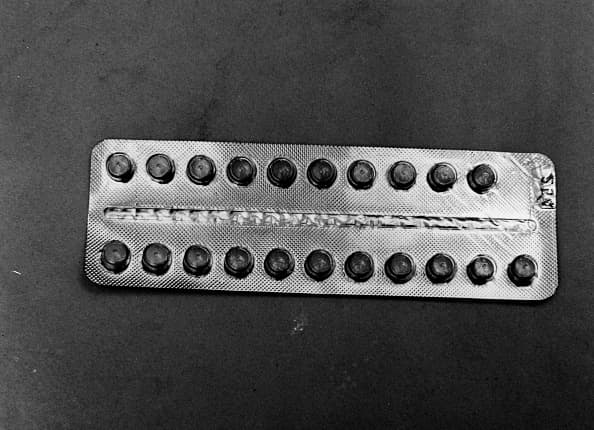 <b>Píldora anticonceptiva</b>. El impacto social del fármaco para el control de la natalidad aprobado por la Administración de Alimentos y Medicamentos (FDA) en 1960 ha sido crucial. La llamada píldora ha permitido a las mujeres el control de su fertilidad, algo que fue muy revolucionario y controversial en su momento. Si bien sus ‘creadores’ fueron dos hombres (Gregory Pincus y John Rock), dos mujeres la hicieron realidad al encontrar los fondos necesarios para su desarrollo: Margaret Sanger -fundadora de Planned Parenthood- y Katherine McCormick.En la actualidad 8 de cada 10 mujeres han tomado la píldora en algún momento de sus vidas.