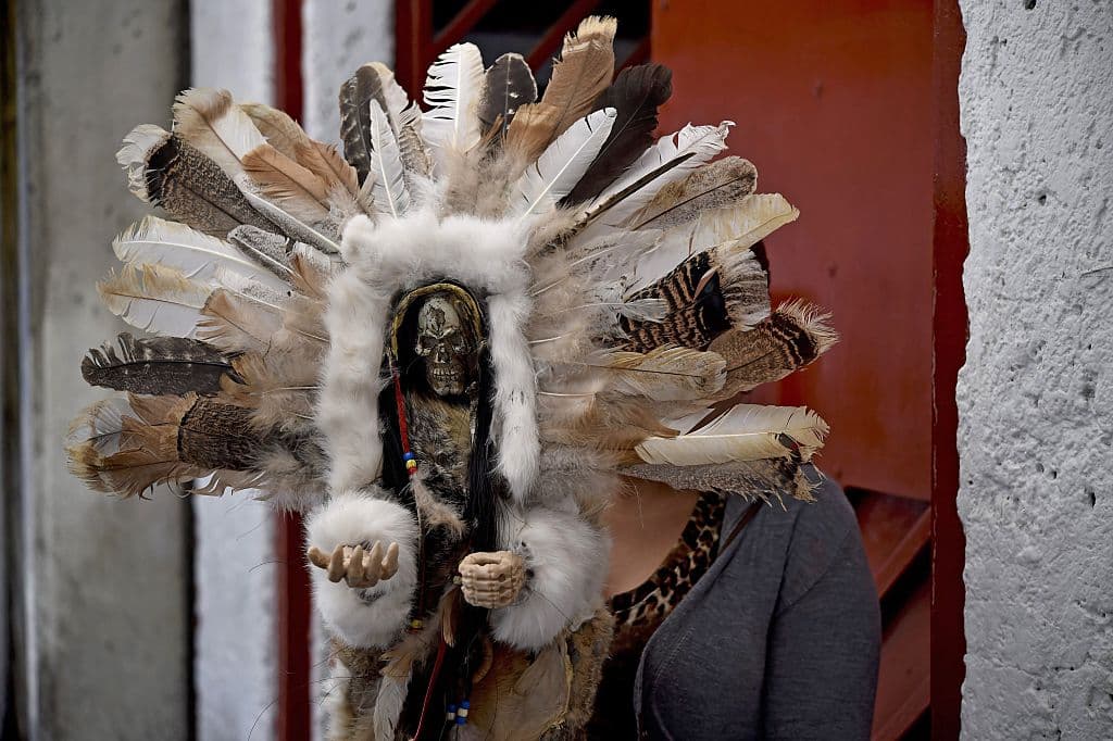 Desde entonces, el culto ha ido creciendo, sobre todo para mediados de los noventa, cuando la devoción se trasladó de las casas a las calles. La gente comenzó a construir altares ya no sólo en su casa, sino afuera de ellas, en las calles. Se le presentaba todo tipo de ofrendas, desde comida, dulces, cigarros y hasta botellas de alcohol, como tequila, mezcal, pulque...
