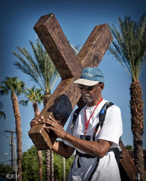 El pastor Tahlib McMicheaux camina entre 12 a 13 millas cada día y espera llegar a Sacramento el 1 de octubre.