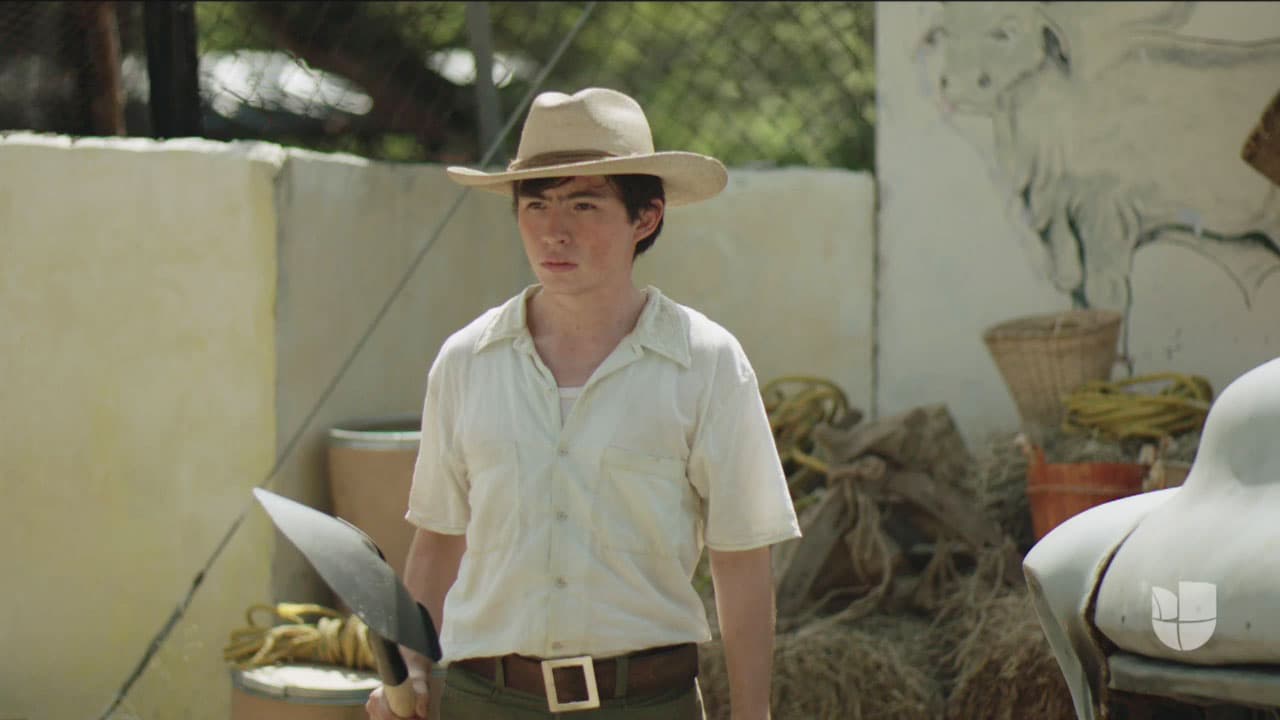 Él encarnó al criminal en sus años de adolescencia, nos mostró cómo es que introdujo en el mundo del narcotráfico.