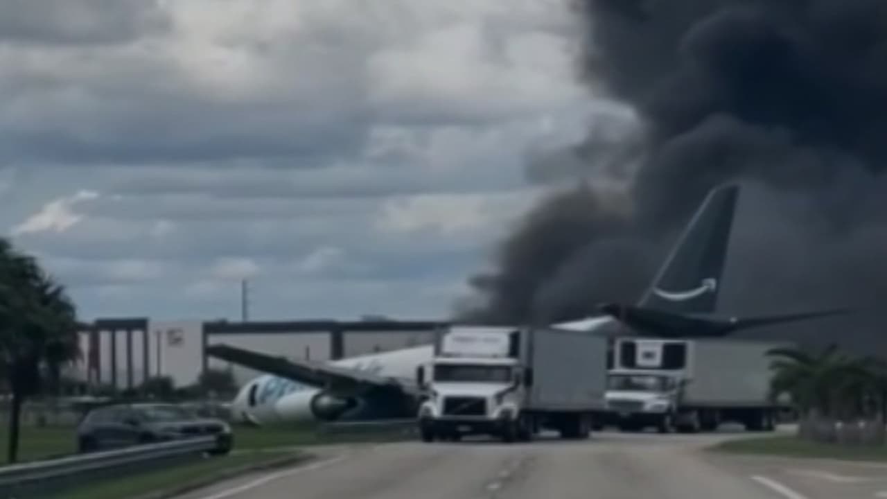 Avión de carga se sale de pista y se incendia en el Aeropuerto de Miami