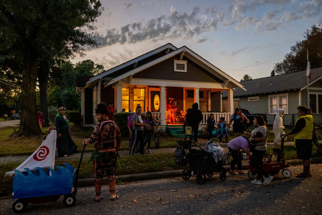 Compruebe si hay agujeros o envoltorios sueltos. Vierta el caramelo en polvo en un recipiente y busque grumos o decoloración. No coma dulces, frutas, etc. abiertos, a menos que conozca a la persona de quien provienen.