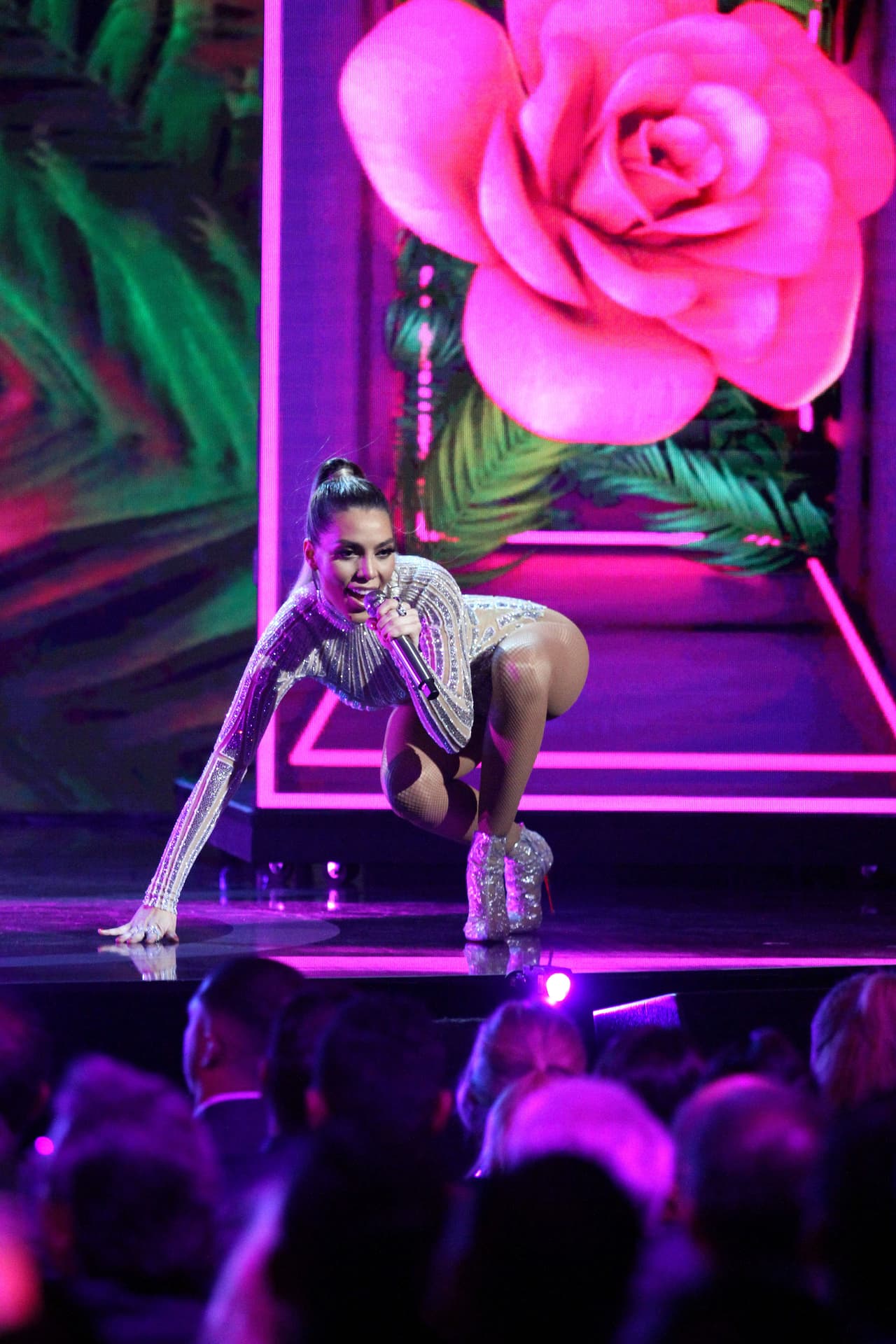 "Es que yo qué voy a opinar, eso le queda al karma, yo qué, lo que tú das, te regresa y tres veces 'papaloy o mamaloy', lo que quieras, ¿me entiendes?, pero a veces la caca flota y yo digo las cosas que
<b> son hechos y verdades, </b>a veces se tardan un poquito en salir, pero salen", dijo.