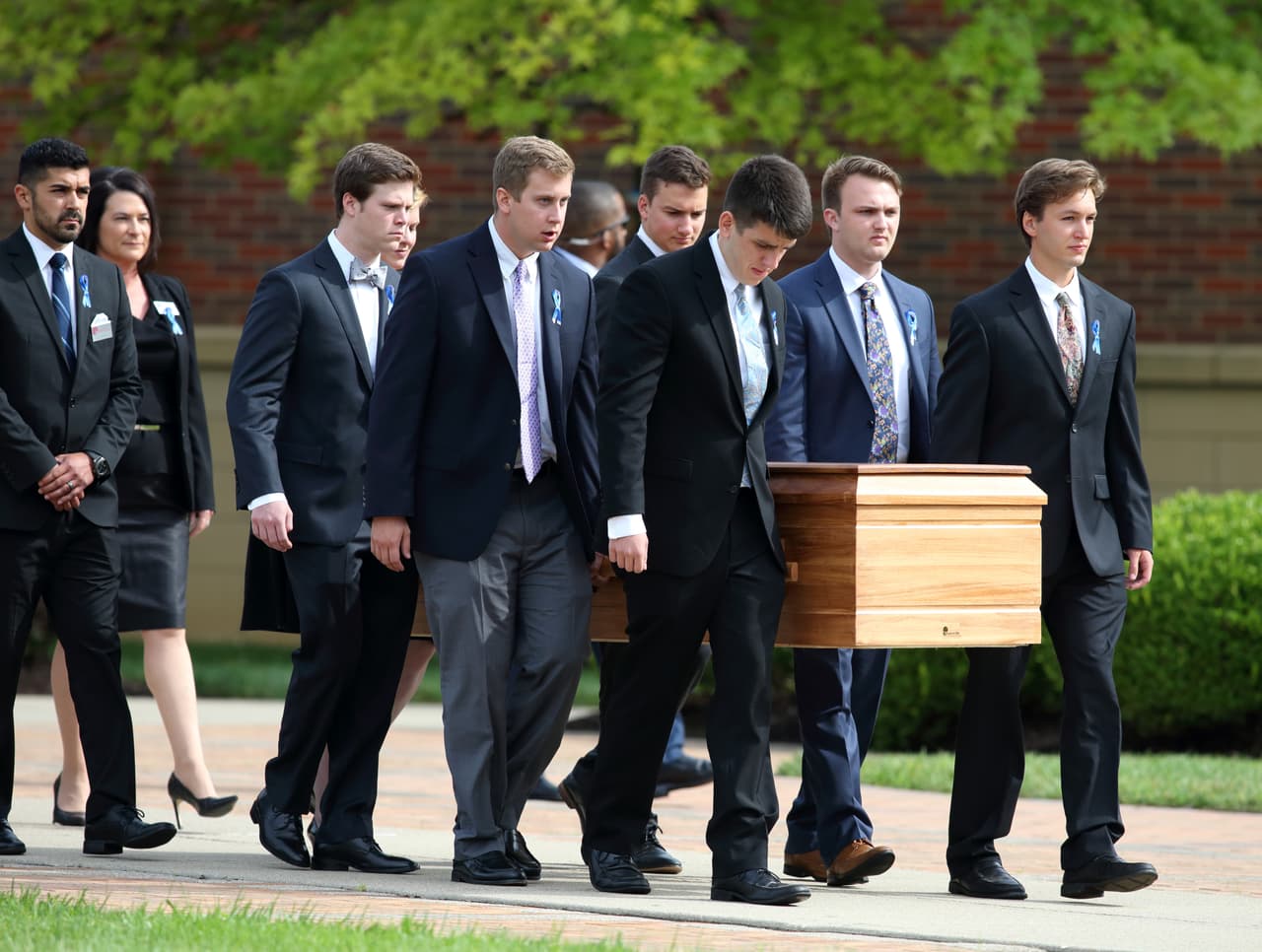 El ataúd de Otto Warmbier es llevado de la escuela secundaria Wyoming, Ohio, en donde se realizó el funeral hasta el lugar del entierro este 22 de junio.