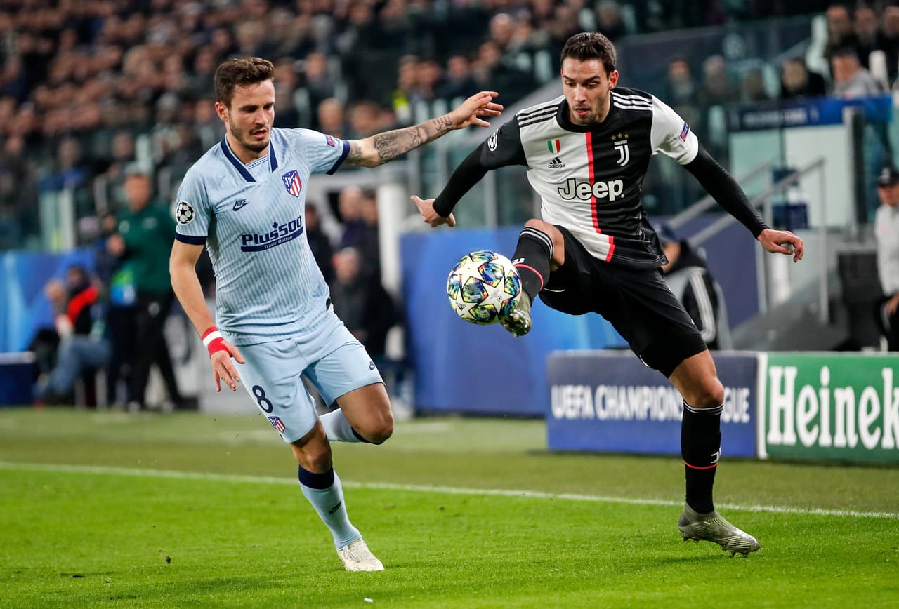 Mattia De Sciglio y Saúl Ñiguez pelean por ganar la posición de la pelota.