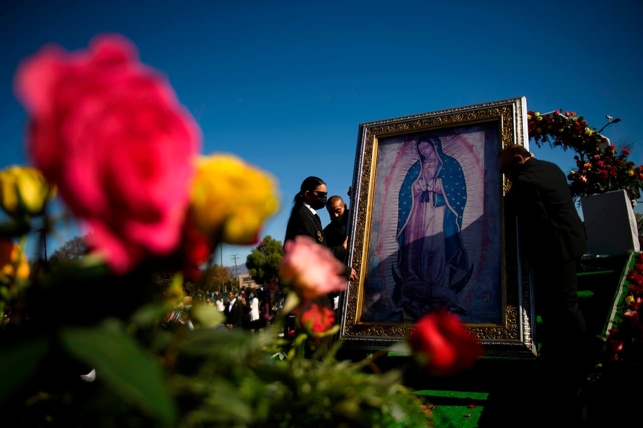 Como parte de la celebración del día de San Juan Diego, la catedral de Nuestra Señora de Los Ángeles se iluminó de modo especial con una imagen de la Virgen de Guadalupe del artista local Laloo García.