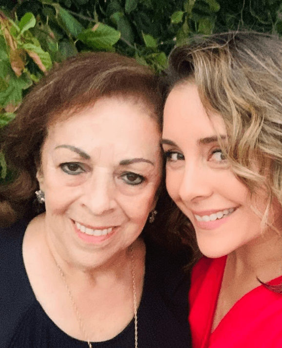 Aunque no dio detalles de su deceso, le dedicó unas emotivas palabras de agradecimiento en un video hecho de fotografías junto a su mamá.
<br>