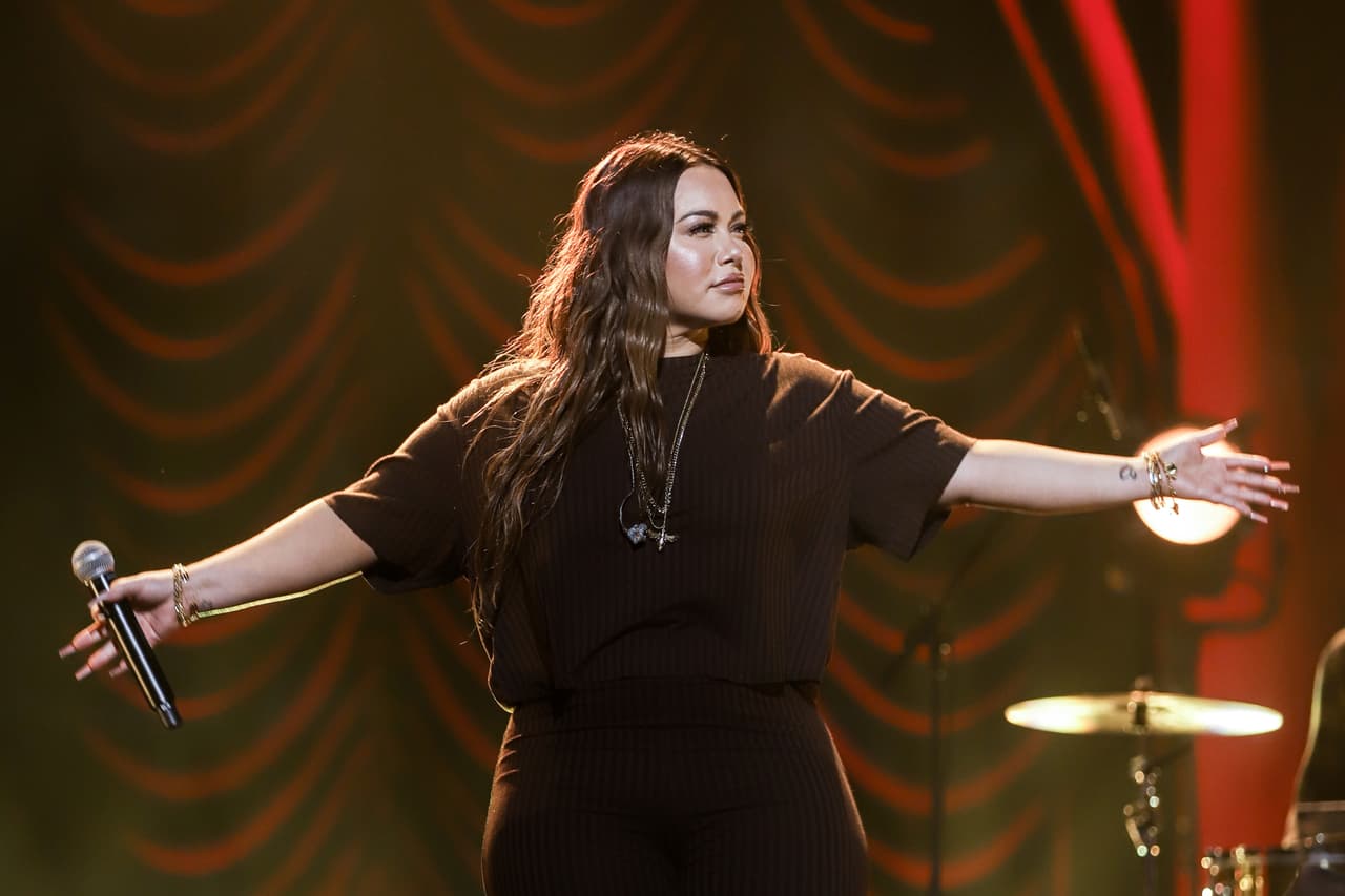 Chiquis llegó al escenario para ensayar su show, con el cual representará al género regional mexicano.