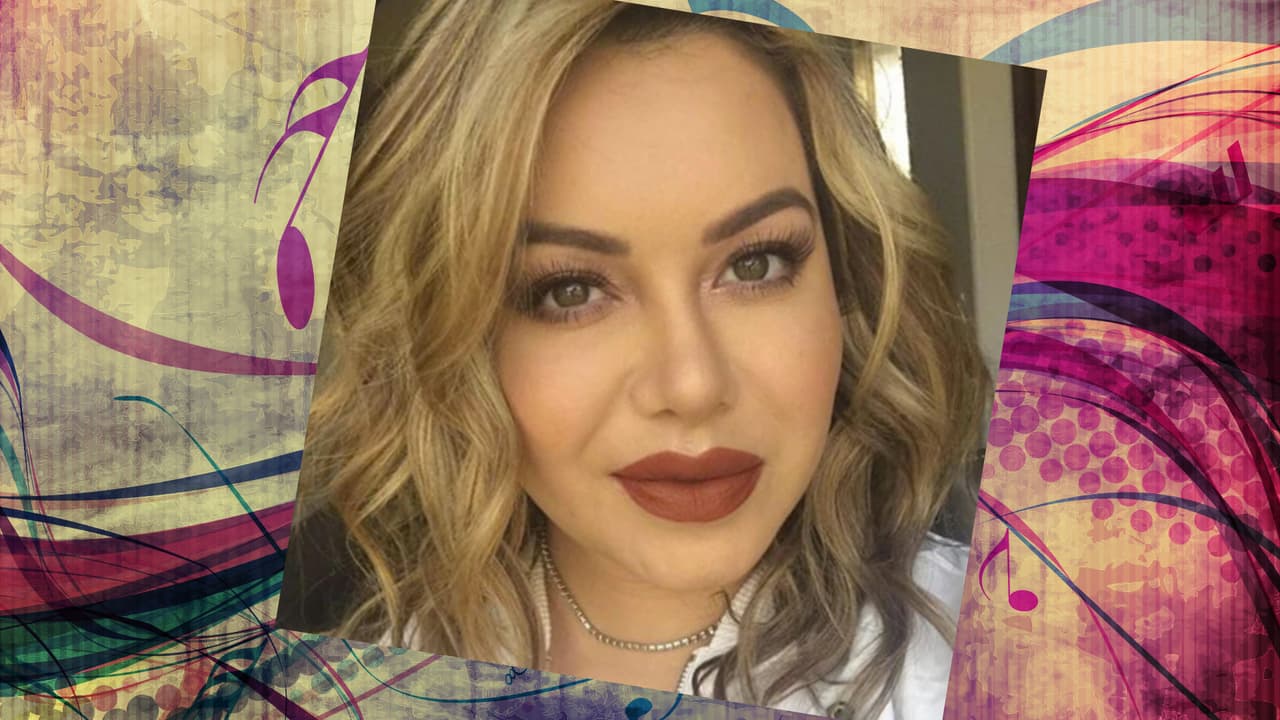 Chiquis siempre sale bien en sus selfies. ¿Y cómo no? La cantante es una mujer hermosa. Con un rostro así, todas queremos hacernos selfies. She's a curvy woman with a lot of sass. Jenni would be so proud!