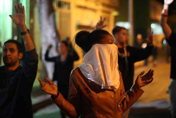 10 DE AGOSTO: Después de una velación callejera, algunas personas que protestaban por la muerte de Brown rompieron ventanas de vehículos y realizaron saqueos en tiendas. En la primera de varias noches de violencia, fueron vistos saqueadores robando y escapando con alimento, papel de baño y bebidas alcohólicas. Al menos 30 personas son detenidas y dos agentes resultan heridos en medio de los disturbios. Con la información de Univision.com