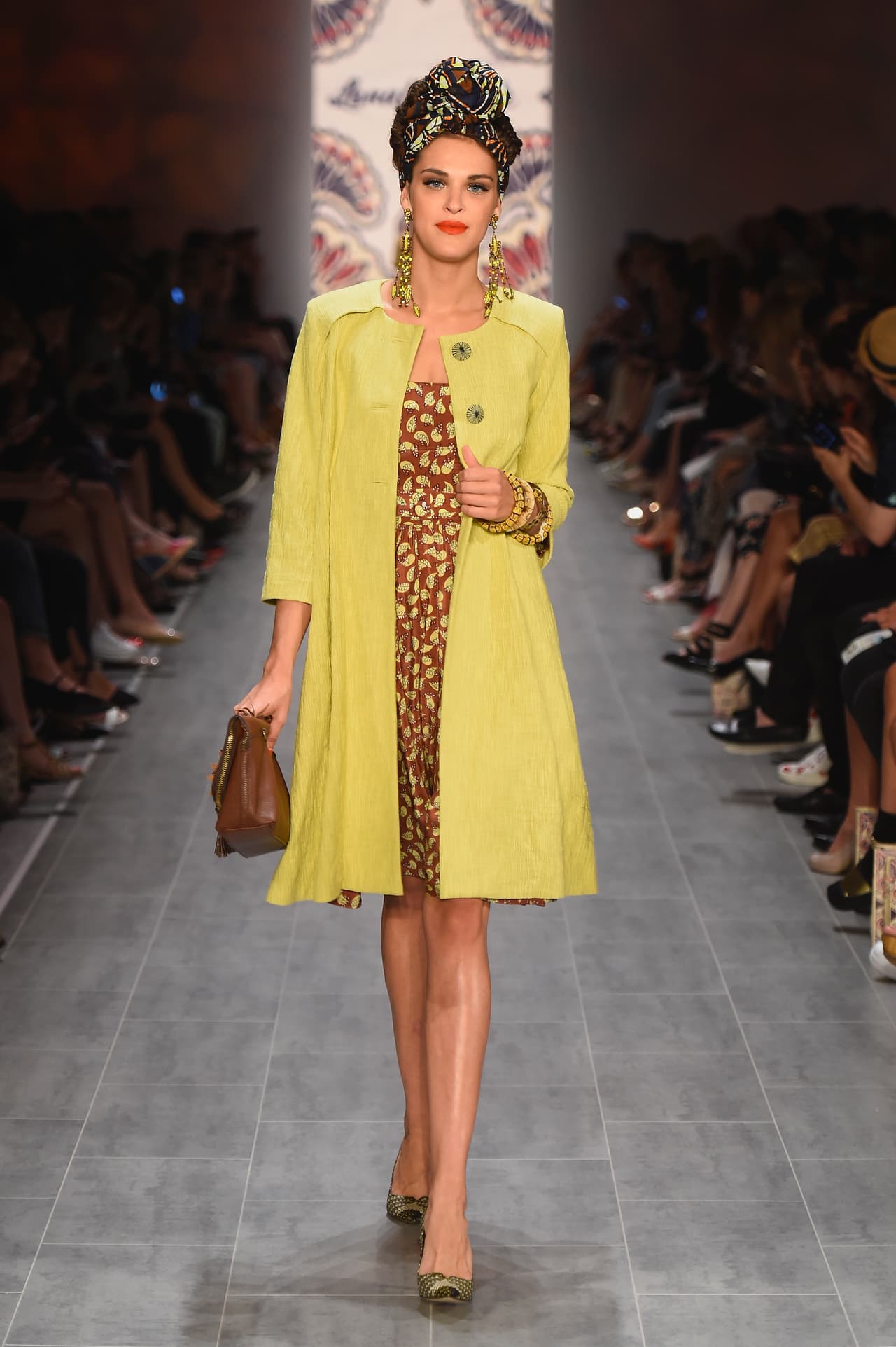 Las prendas en el tono verde limón son completamente versátiles, por lo tanto puedes mezclar tus outfits. En abrigos ligeros son un color espectacular.