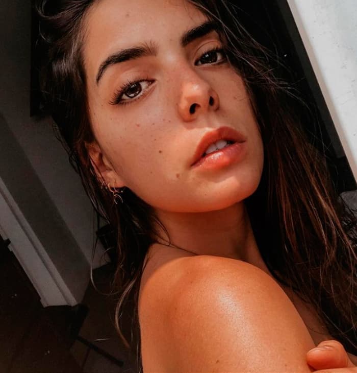 "Hubo un tiempo que yo estaba supertraumada porque mis pelos de mis brazos eran supernegritos y superlargos, entonces yo veía a las niñas de mi generación cuando tenía 11 años que así no tenían pelitos ni nada", reveló en el primer capítulo de su programa digital.