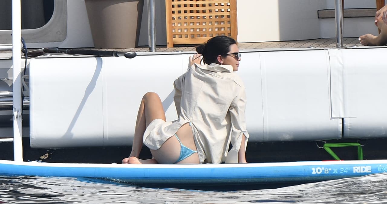 Toda la semana, las hermanas Kendall Jenner y Kourtney Kardashian han sido vistas disfrutando del sol en un yate en la localidad francesa de Antibes. Kourtney ha estado con su novio, Younnes, mientras Kendall Jenner ha optado por broncearse y pasear sobre un paddleboard y un jet-ski.