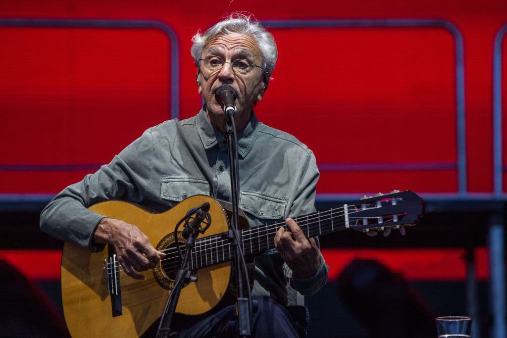 <b>Caetano Veloso</b>
<br>El segundo brasileño en el listado, uno de los grandes cantautores del siglo, además de cineasta y poeta, aparece en la posición 108.
