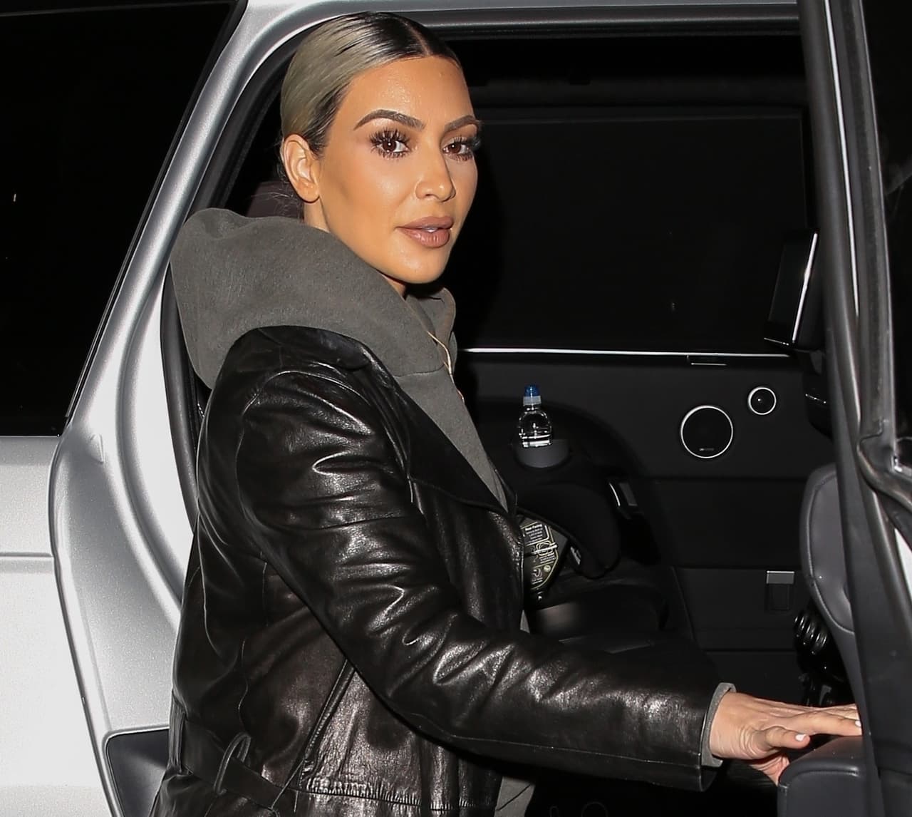 Kim Kardashian fue sorprendida por los paparazzi el miércoles, cuando se detuvo en una gasolinera tras visitar su tienda ‘DASH’ y una estética en Beverly Hills, California. 
<br>