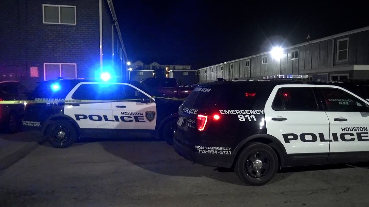 Discusión termina en disparos: Policía halla a una pareja muerta dentro de un apartamento en Houston