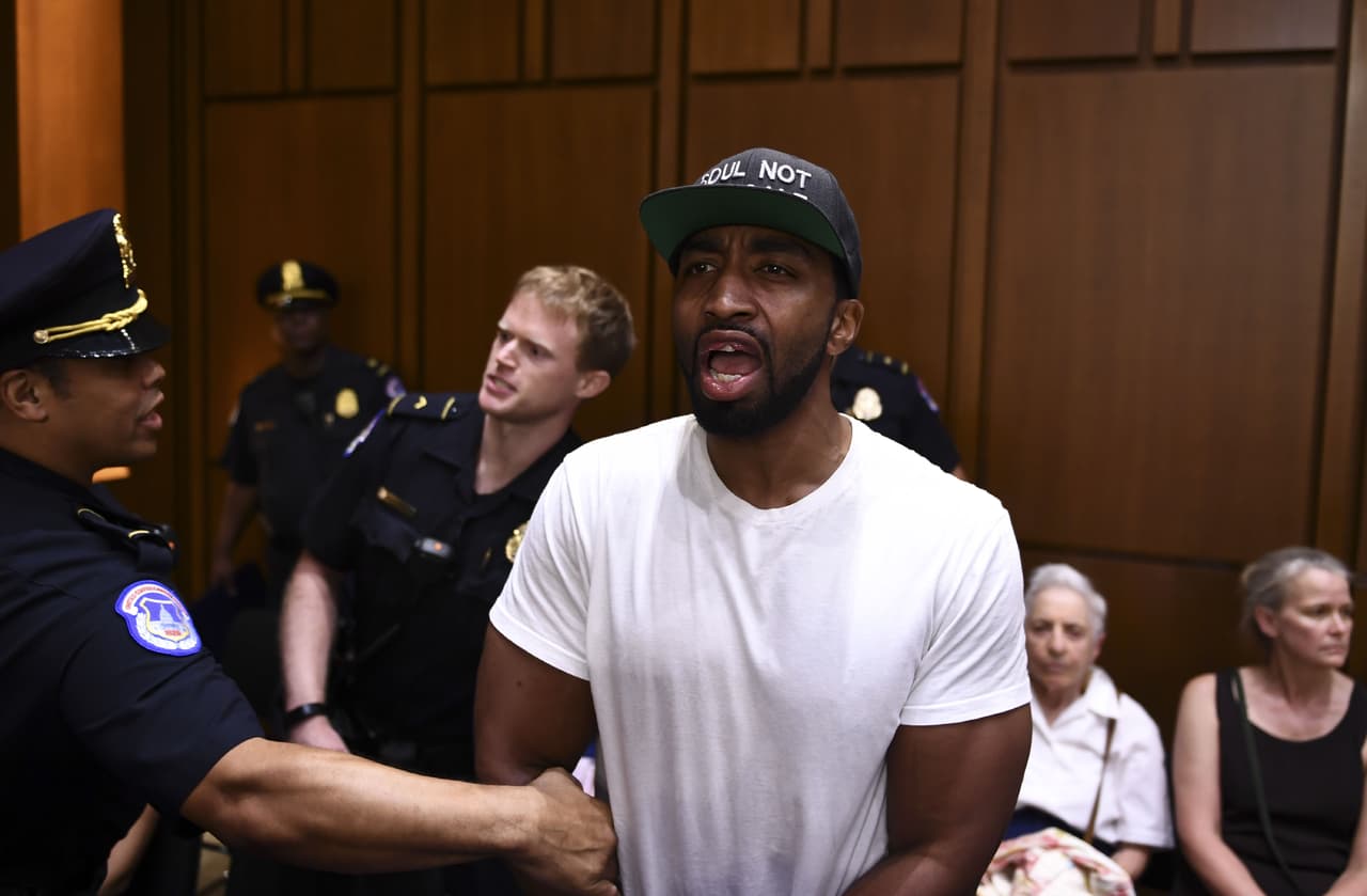 Como juez de apelaciones Kavanaugh tiene un historial puramente conservador y algunos lo ven con demasiado sesgo hacia el partido republicano. Fue asistente del fiscal Kenneth Starr que investigó al expresidente Bill Clinton por el caso del escándalo financiero Whitewater y el de Mónica Lewinsky.