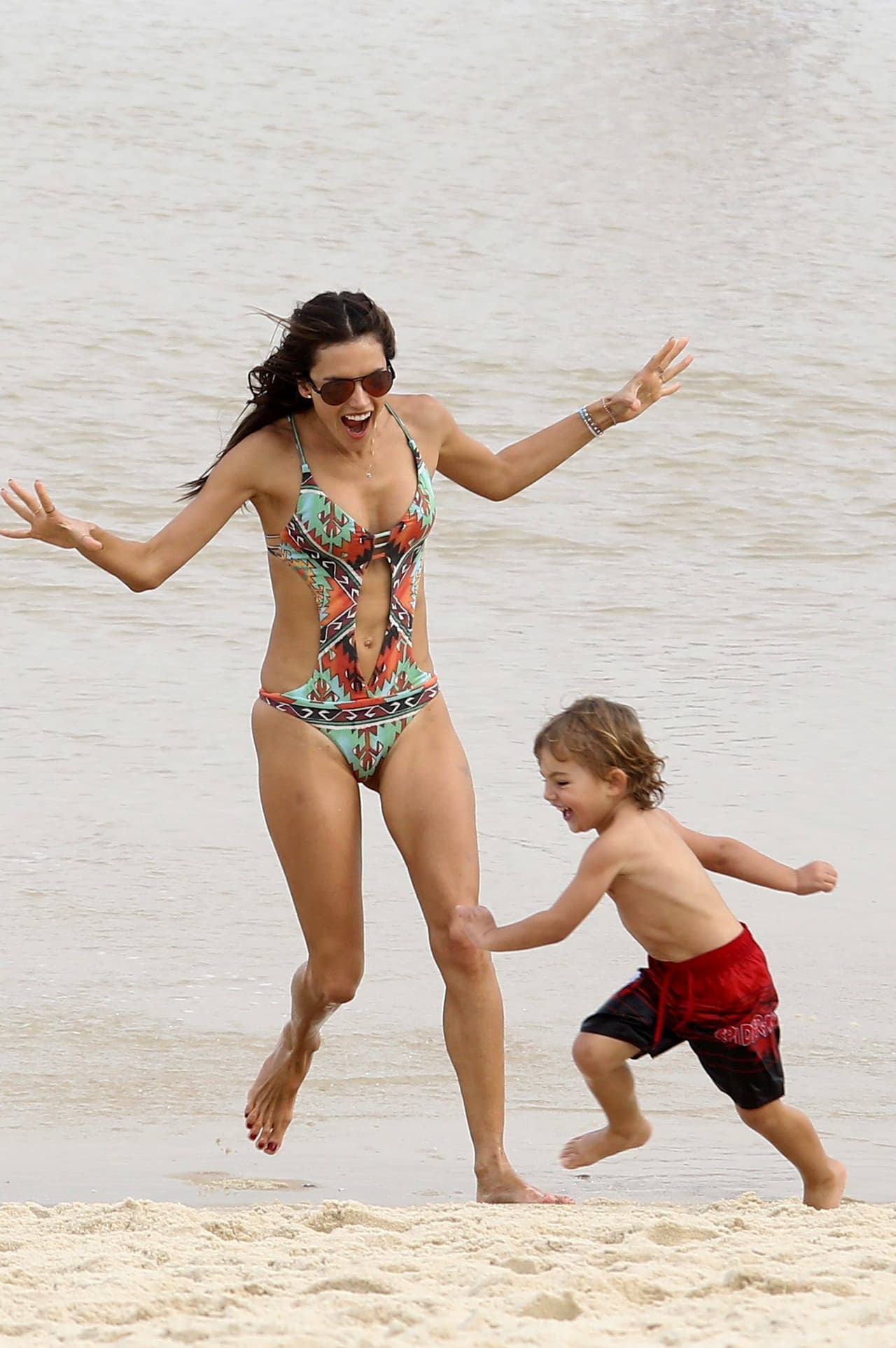 Alessandra Ambrosio no sólo es bella por dentro.