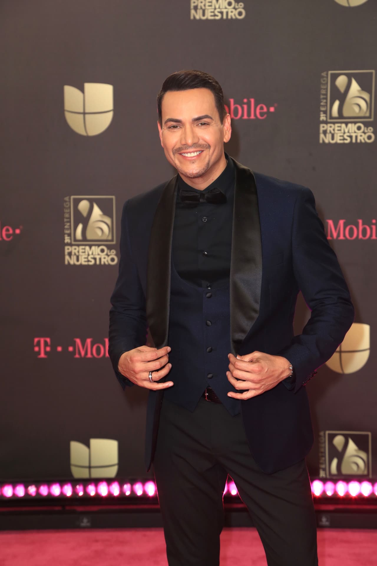 Víctor Manuelle se sumó a la moda de los esmoquín, pero él con uno color azul marino.