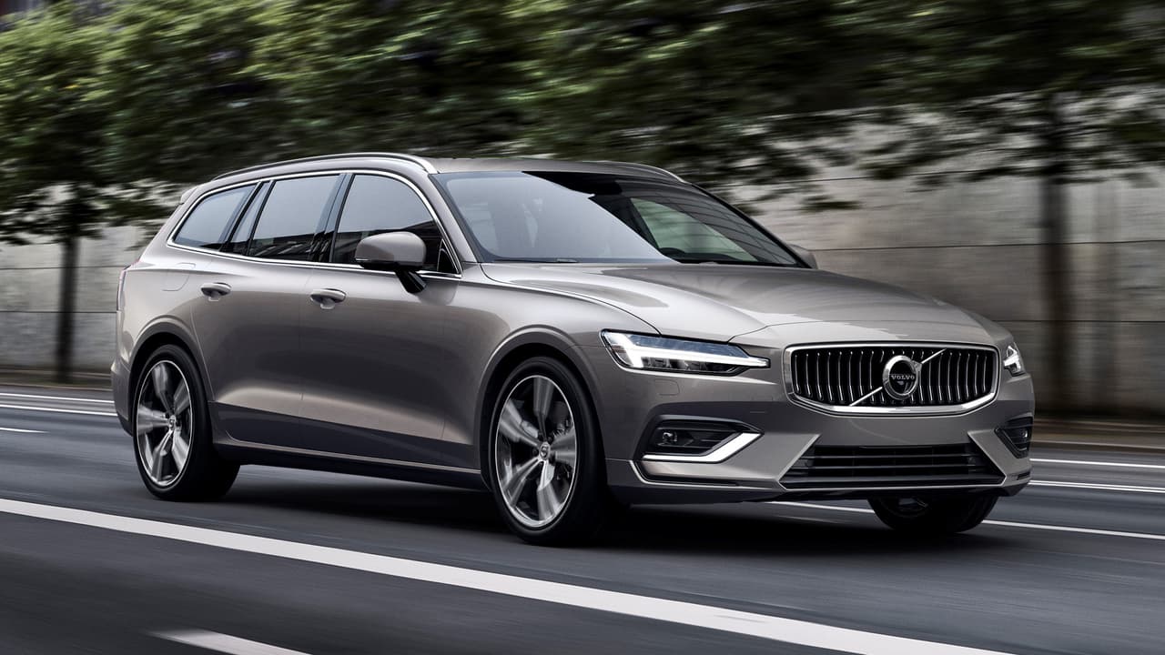 Con la revelación de la nueva
<b> Volvo V60 2019</b>, Volvo nos muestra el segundo integrante de su familia de vehículos medianos. El primero de ellos fue la 
<b><a href="https://www.univision.com/noticias/volvo/la-volvo-xc60-2018-convierte-a-la-casa-sueca-en-el-fabricante-de-autos-mas-interesante-del-mundo" target="_blank">Volvo XC60</a></b>, la SUV de la familia y el tercero va a ser el sustituto del sedán 
<b>S60</b>, un automóvil que alguna vez fue uno de los modelos más populares del fabricante sueco pero que no ha experimentado mayores actualizaciones en los últimos 8 años.