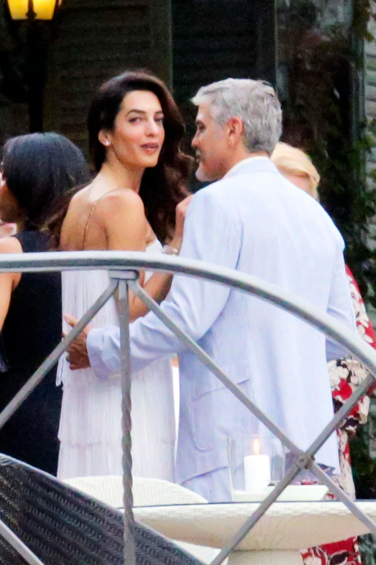 Y hubo algo con el outfit de Amal que nos llamó la atención.