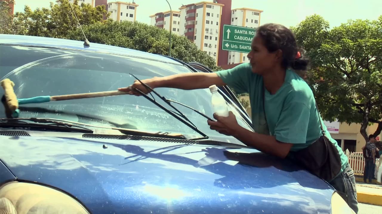 "Si consiguiera trabajo, no estaría en la calle buscando qué comer": Madre venezolana que lucha por sus siete hijos