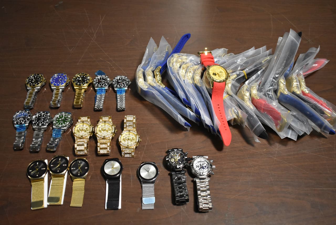 Incautan relojes piratas