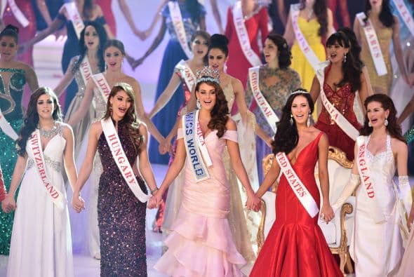 Miss World 2014 se toma de las manos con las otras chicas.