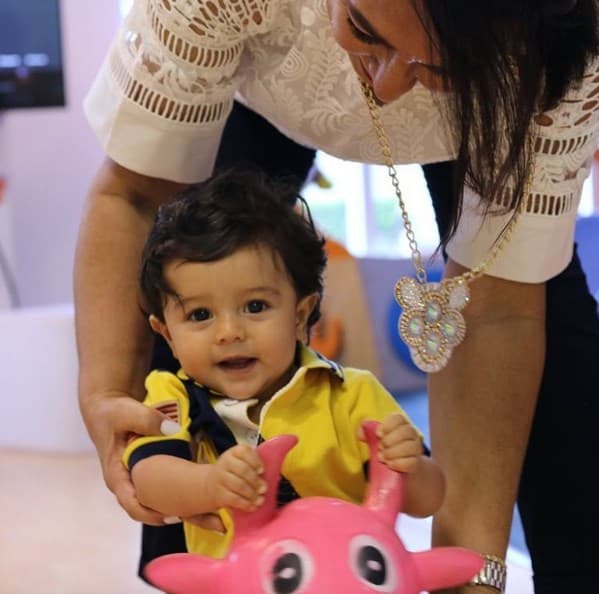 Aunque aún no da sus primeros pasos, a Baby joshua le encanta andar de aquí para allá explorando el mundo y regalando alegría.