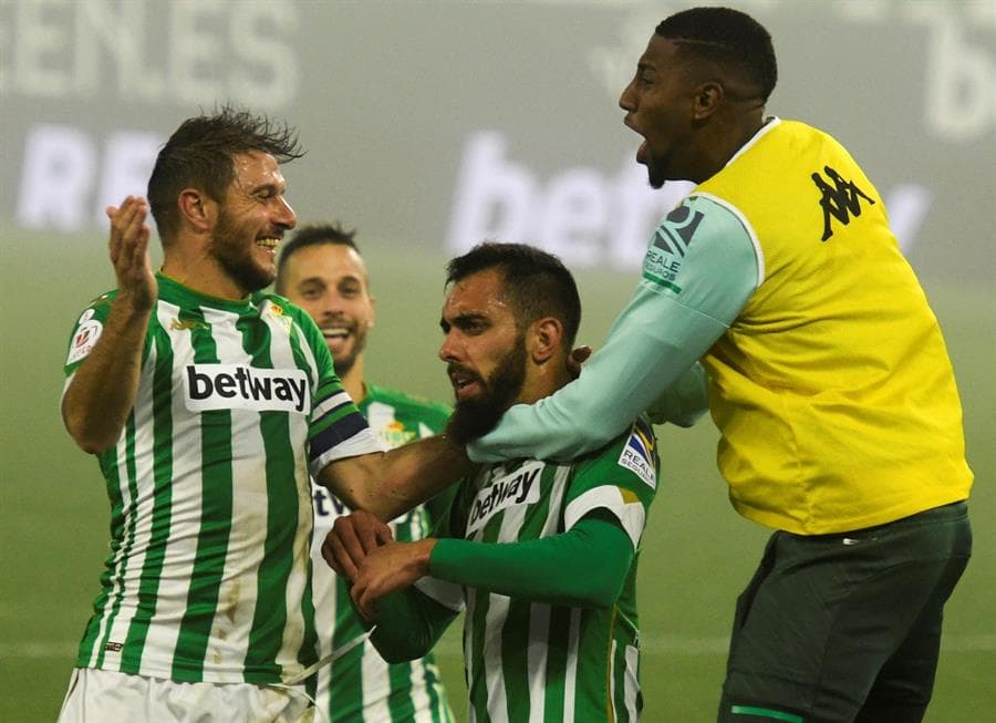 Con tres goles y en tiempo extra, el Real Betis deja en el camino a la Real Sociedad y pasan a Cuartos de Final de la Copa del Rey. Con doblete de Sergio Canales y gol de Borja Iglesias, los béticos superan a los blanquiazules. El mexicano Diego Lainez es titular en el encuentro.