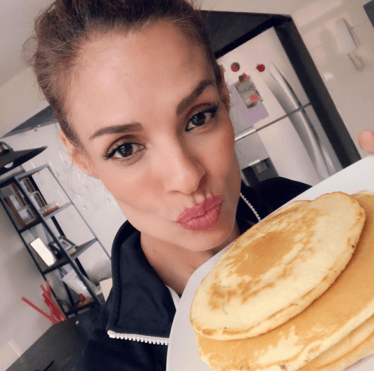 Para Alma unos hot cakes son la mejor opción para despertar, ¡qué delicia!