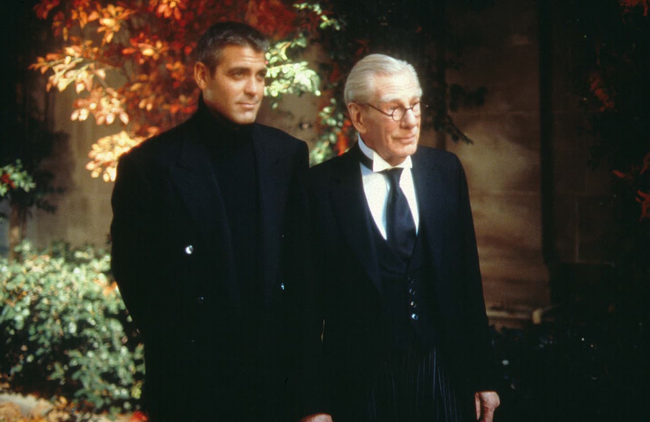 <b>George Clooney </b>
<br>Este actor se puso la capa y capucha del murciélago para la película ‘Batman & Robin’ de 1997, la cual fue dirigida por Joel Schumacher y recibió muchas críticas por su tono humorístico, presentar un héroe poco serio y hasta incluir pezones en el traje de Batman.