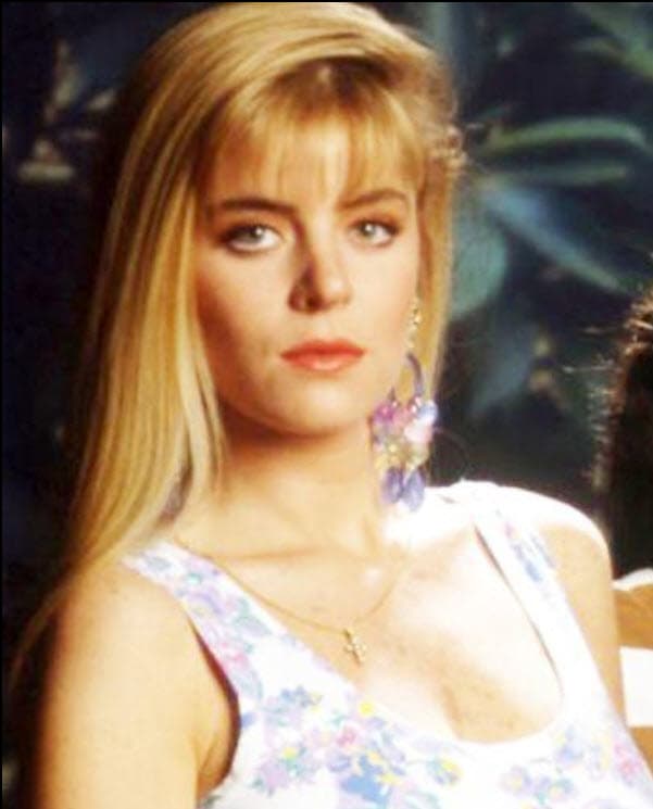 Ese personaje fue interpretado por la actriz 
<b>Emma Laura</b>, una tapatía que comenzó su carrera en 1990 con una participación en 
<b><a href="https://www.univision.com/slideshows/cuando-llega-el-amor-en-univision-tlnovela-fotos#b77d15110000" target="_blank">Cuando Llega el Amor</a></b>, en la que actuó al lado de Lucero. 
<br>