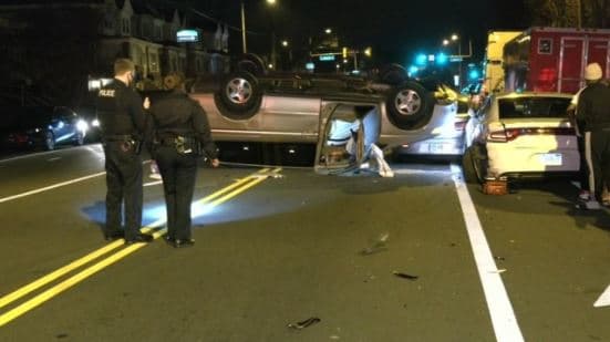 Colisión entre varios vehículos deja heridos en calle de Filadelfia
