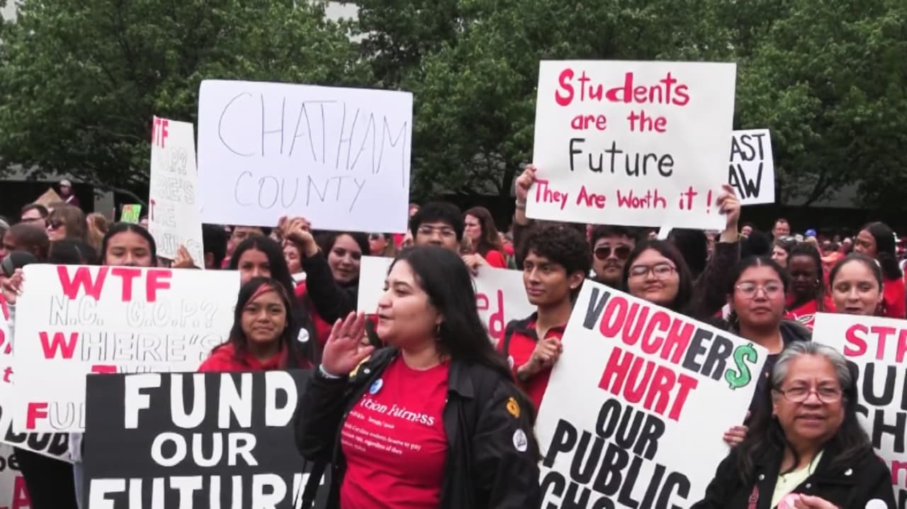 Educadores se movilizan en Carolina del Norte por bajos salarios y condiciones en escuelas públicas