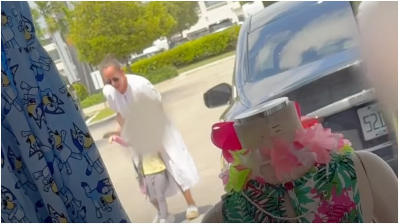 "La niña estaba gritando, algunas veces por su papá, y cuando ya la señora parece que colgó con la persona que estaba hablando, se fue al parqueo y empezó a gritar que se quería morir”, relató la testigo.